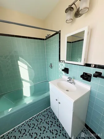 $1,850 | 11 South 10th Avenue, Unit 1, Highland Park, NJ 08904