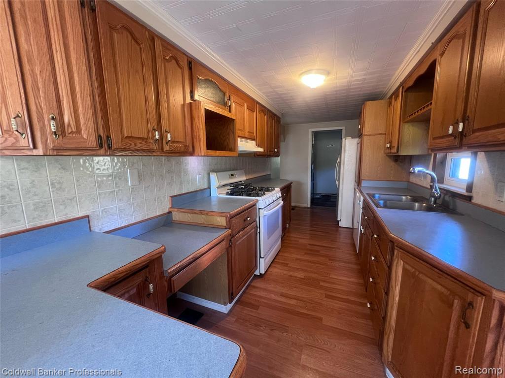 904 Rowland Road Leonard, MI 48367 - Photo 9 of 21