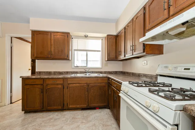 $149,000 | 417 Lakewood Boulevard, Park Forest, IL 60466