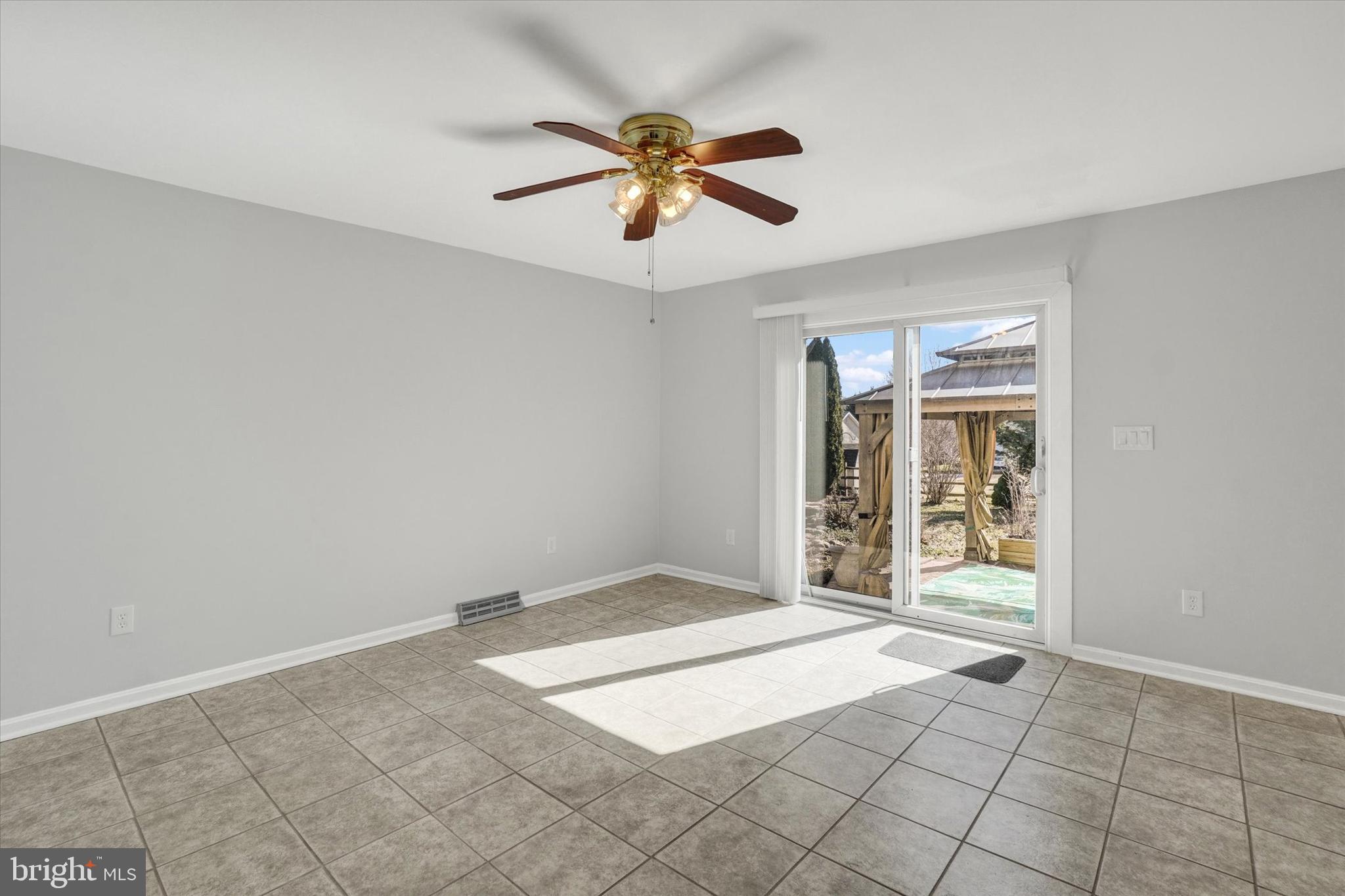 480 Hollow Road Stewartstown, PA 17363 - Photo 11 of 40 Dining room
