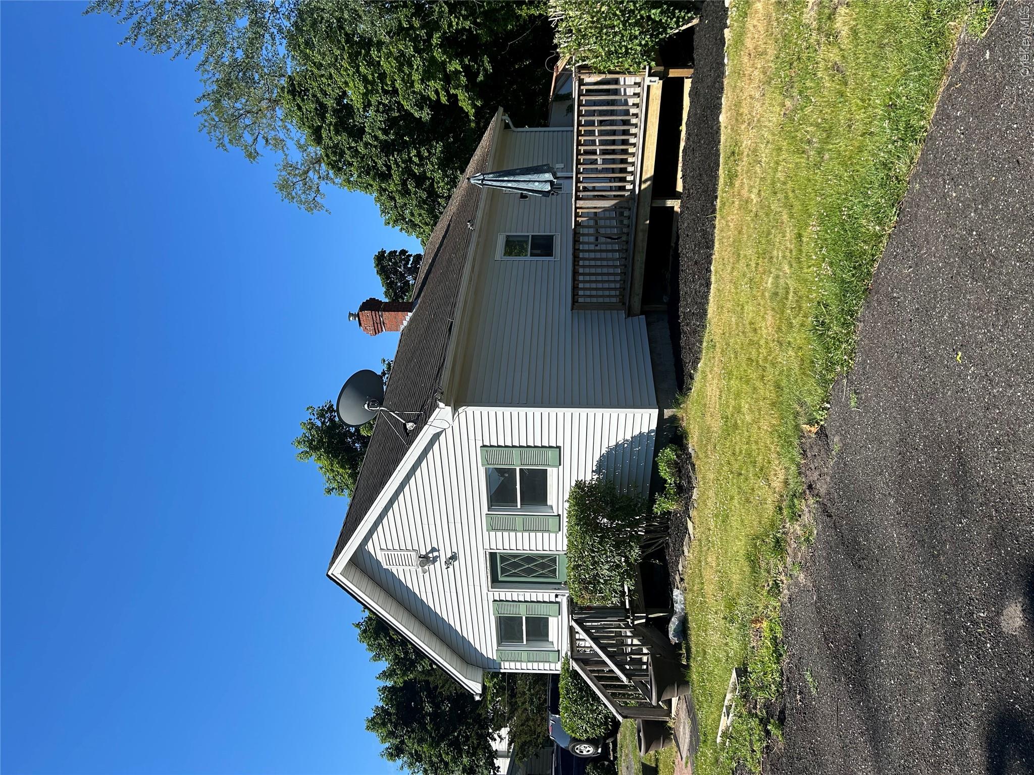1572 Main Road Riverhead, NY 11901 - Photo 2 of 7