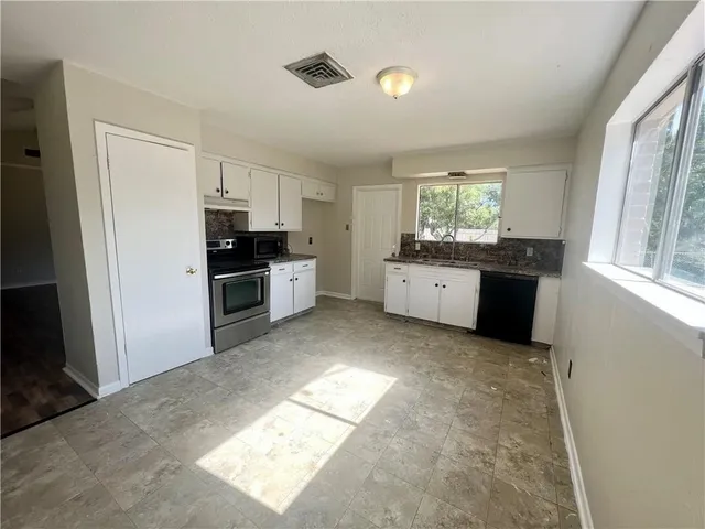 $1,750 | 128 Janin Circle North, Portland, TX 78374