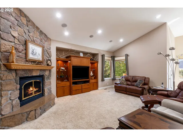 $1,475,000 | 13767 North Bank Road, Roseburg, OR 97470