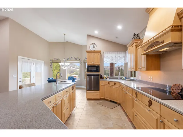 $1,475,000 | 13767 North Bank Road, Roseburg, OR 97470