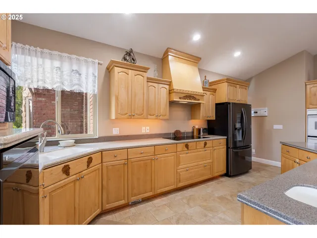 $1,475,000 | 13767 North Bank Road, Roseburg, OR 97470