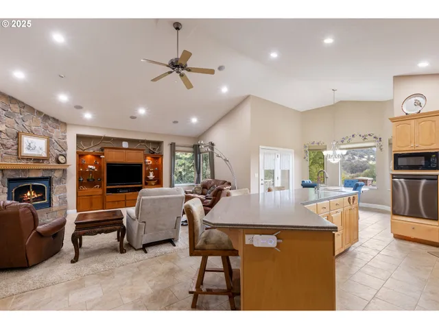 $1,475,000 | 13767 North Bank Road, Roseburg, OR 97470