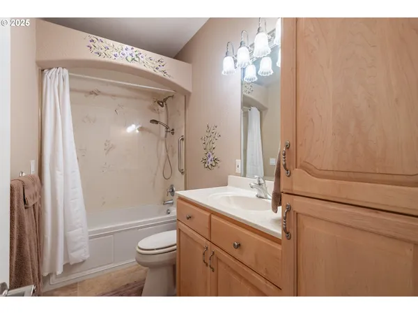 $1,475,000 | 13767 North Bank Road, Roseburg, OR 97470