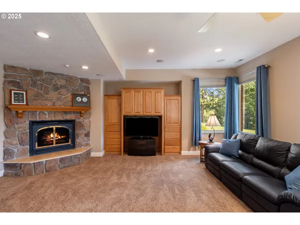 $1,475,000 | 13767 North Bank Road, Roseburg, OR 97470