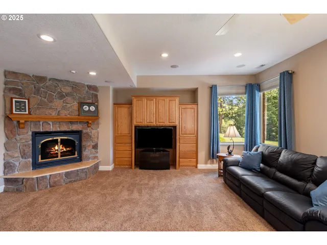 $1,475,000 | 13767 North Bank Road, Roseburg, OR 97470