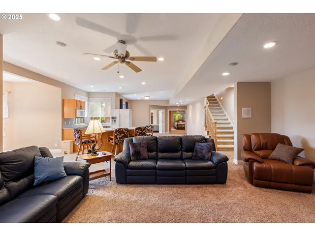 $1,475,000 | 13767 North Bank Road, Roseburg, OR 97470