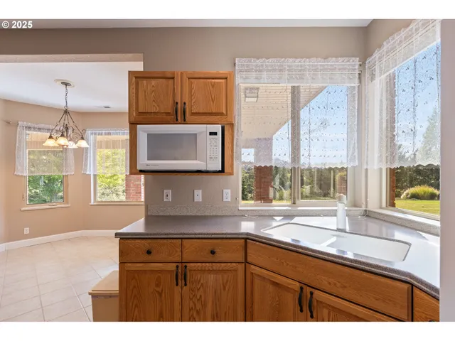 $1,475,000 | 13767 North Bank Road, Roseburg, OR 97470