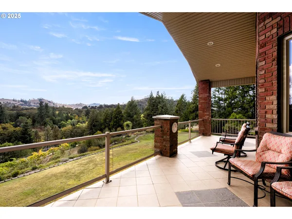 $1,475,000 | 13767 North Bank Road, Roseburg, OR 97470