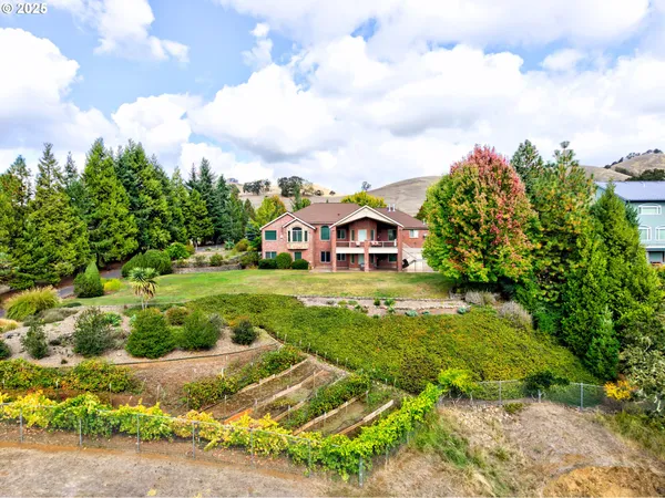 $1,475,000 | 13767 North Bank Road, Roseburg, OR 97470