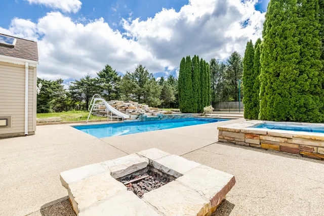 $699,000 | 704 North Rose Farm Road, Woodstock, IL 60098