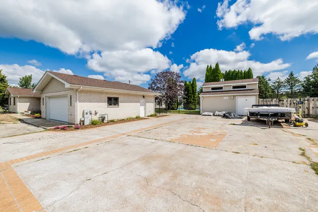 $699,000 | 704 North Rose Farm Road, Woodstock, IL 60098