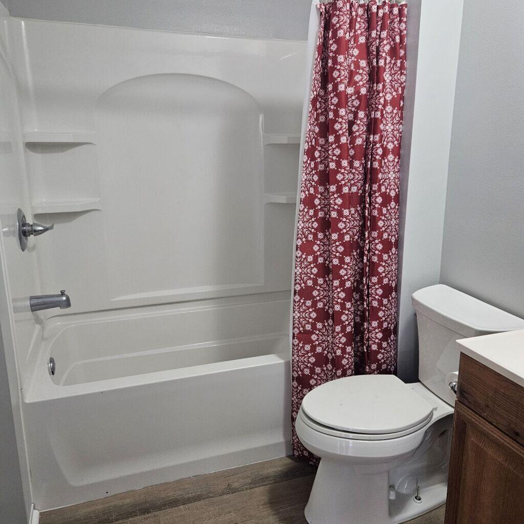 135 Henderson Road, Unit B DeFuniak Springs, FL 32433 - Photo 10 of 12 135 Shower (002)