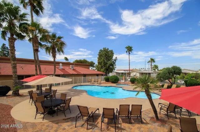 a view of an house with backyard
