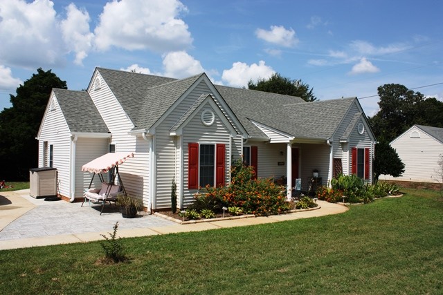 616 Friendship Road Seneca, SC 29678 - Photo 4 of 19 Gallery Image 4