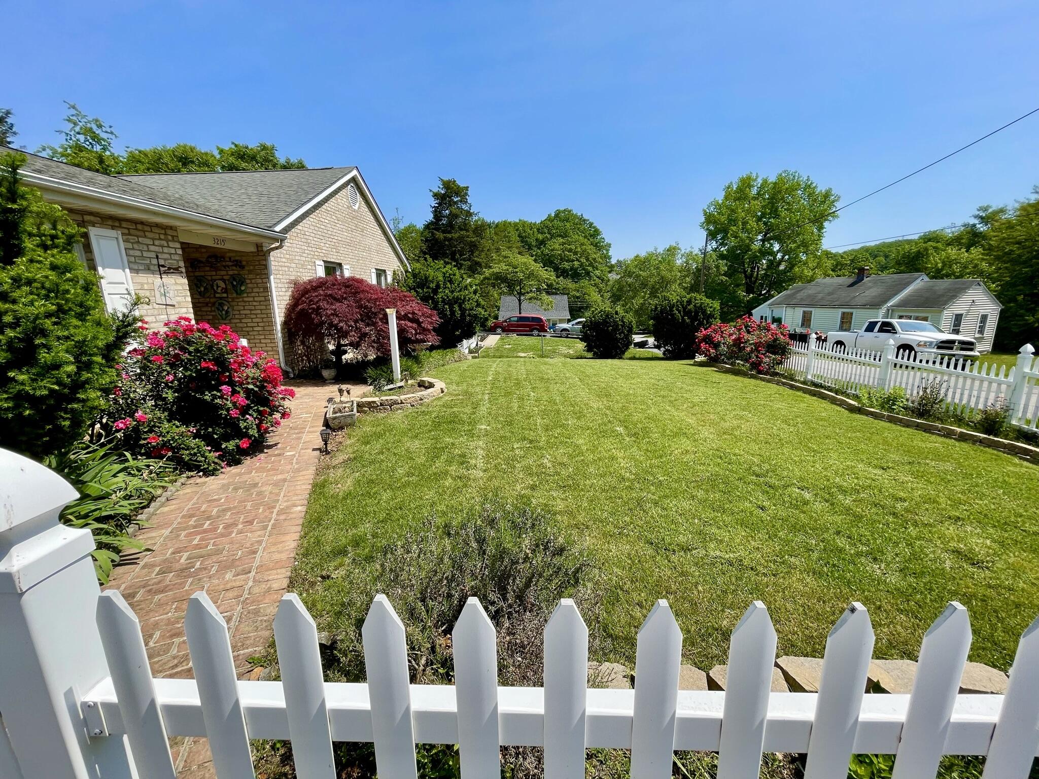 3215 Snead Road Southeast Roanoke, VA 24014 - Photo 6 of 42 6 Front Yard
