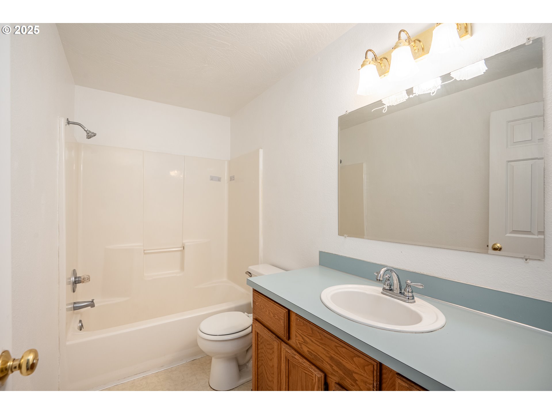 7015 South E Street Springfield, OR 97478 - Photo 14 of 22 a bathroom with a sink a toilet and shower
