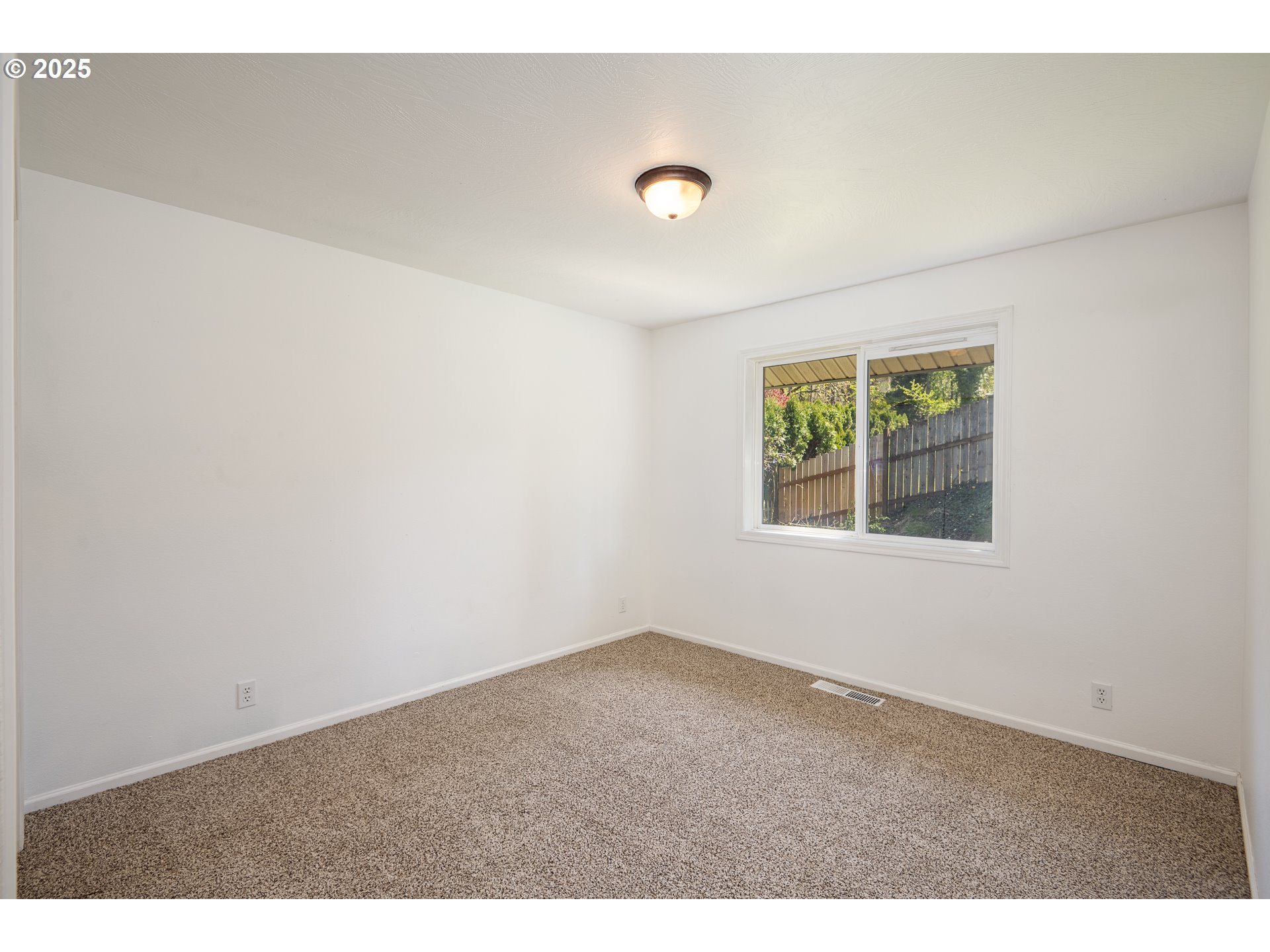 7015 South E Street Springfield, OR 97478 - Photo 16 of 22 an empty room with windows