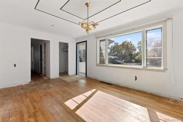 a view of empty room with window