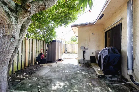 a view of back yard of the house