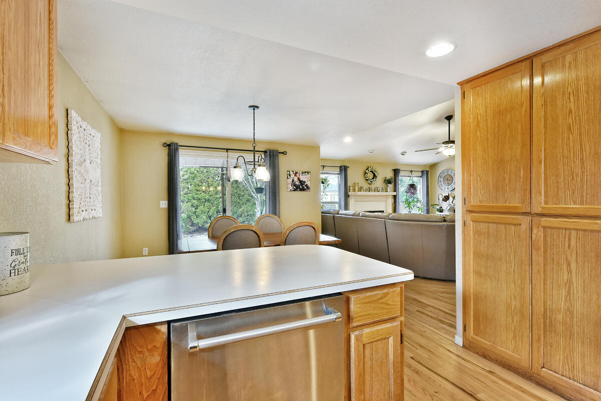 4725 Hillcrest Road Medford, OR 97504 - Photo 12 of 38 Open kitchen. Note the large pantry on the right.