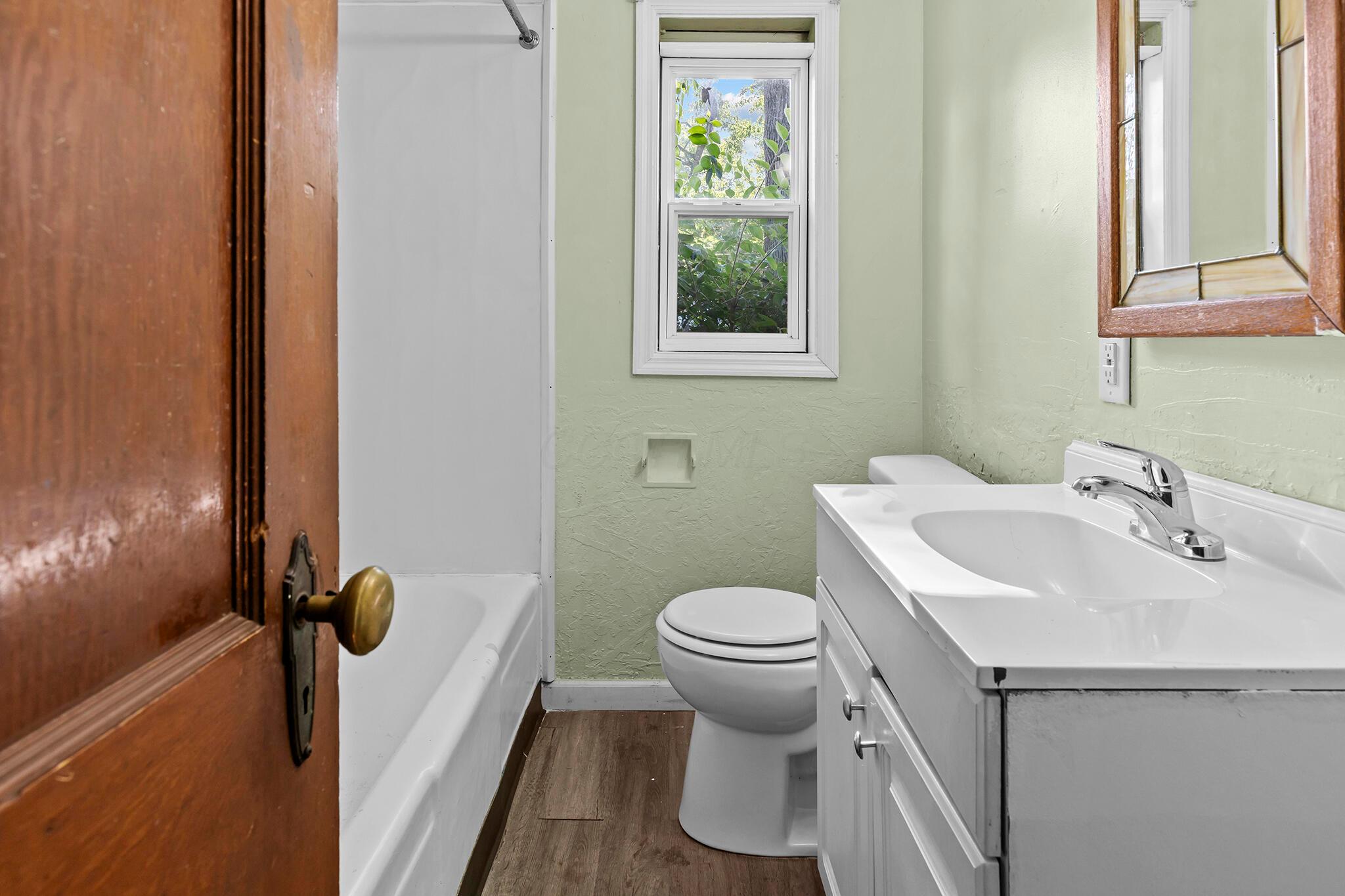 190 Lowell Road Columbus, OH 43209 - Photo 10 of 19 MLSBathroom2