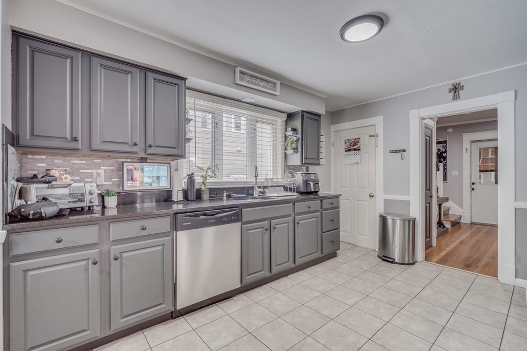 63 Eleanor Road Springfield, MA 01108 - Photo 15 of 32