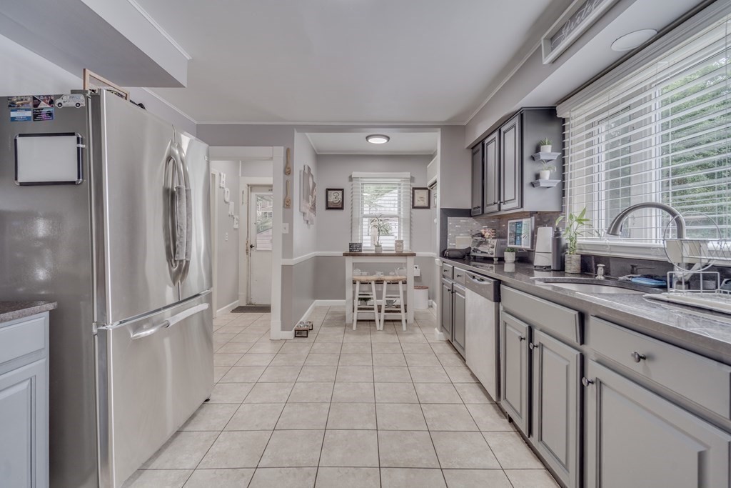 63 Eleanor Road Springfield, MA 01108 - Photo 16 of 32