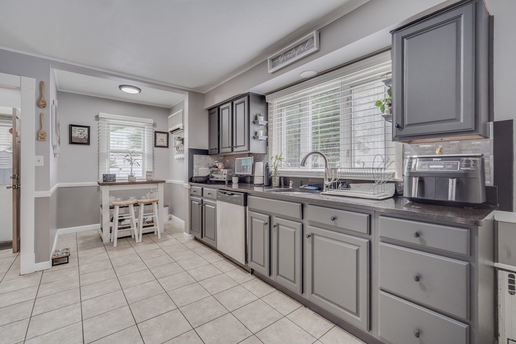 63 Eleanor Road Springfield, MA 01108 - Photo 5 of 32