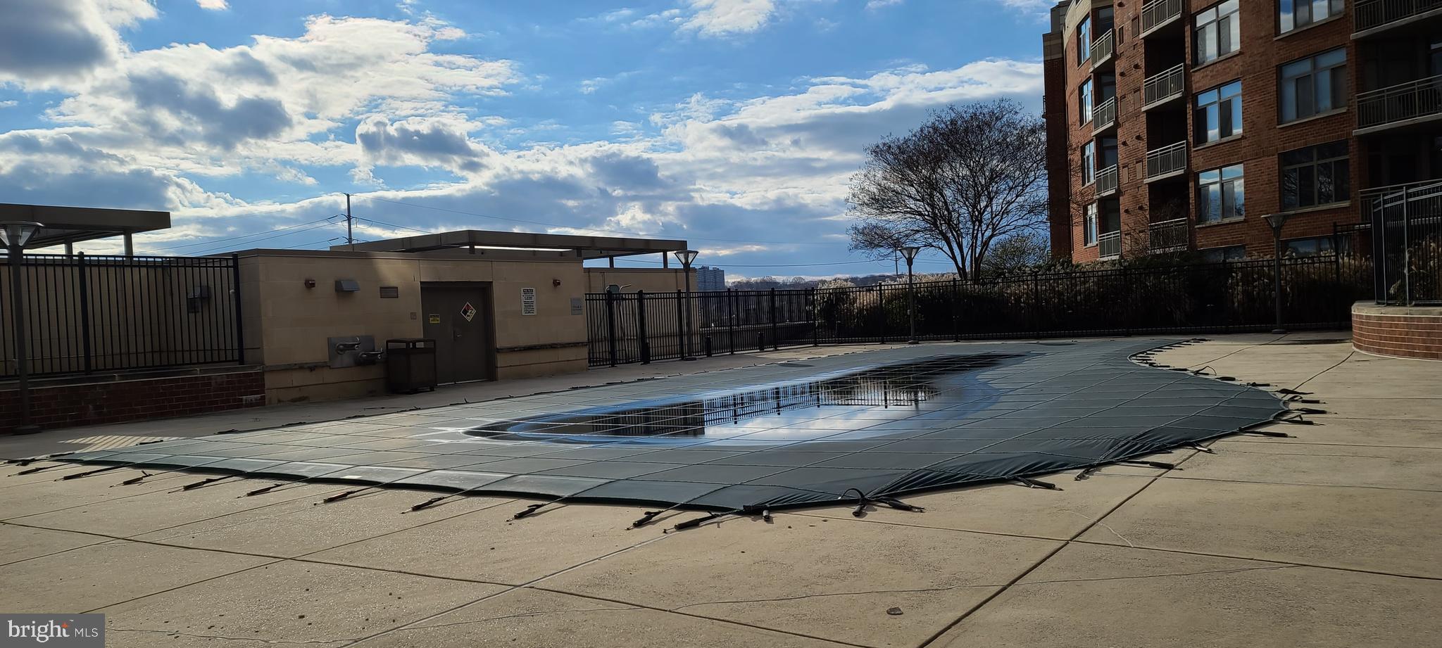 3600 South Glebe Road, Unit 330W Arlington, VA 22202 - Photo 23 of 34 a view of roof with building and entryway