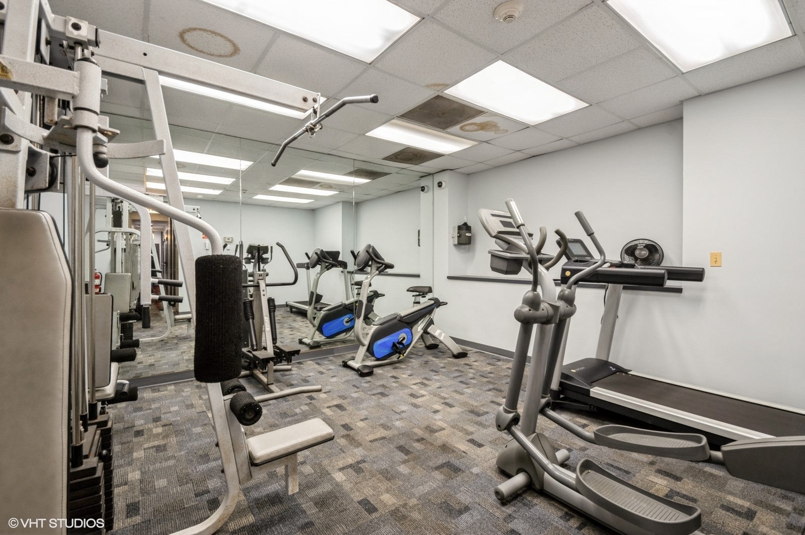 1450 East 55th Place, Unit 825S Chicago, IL 60637 - Photo 14 of 15 a view of a room with gym equipment