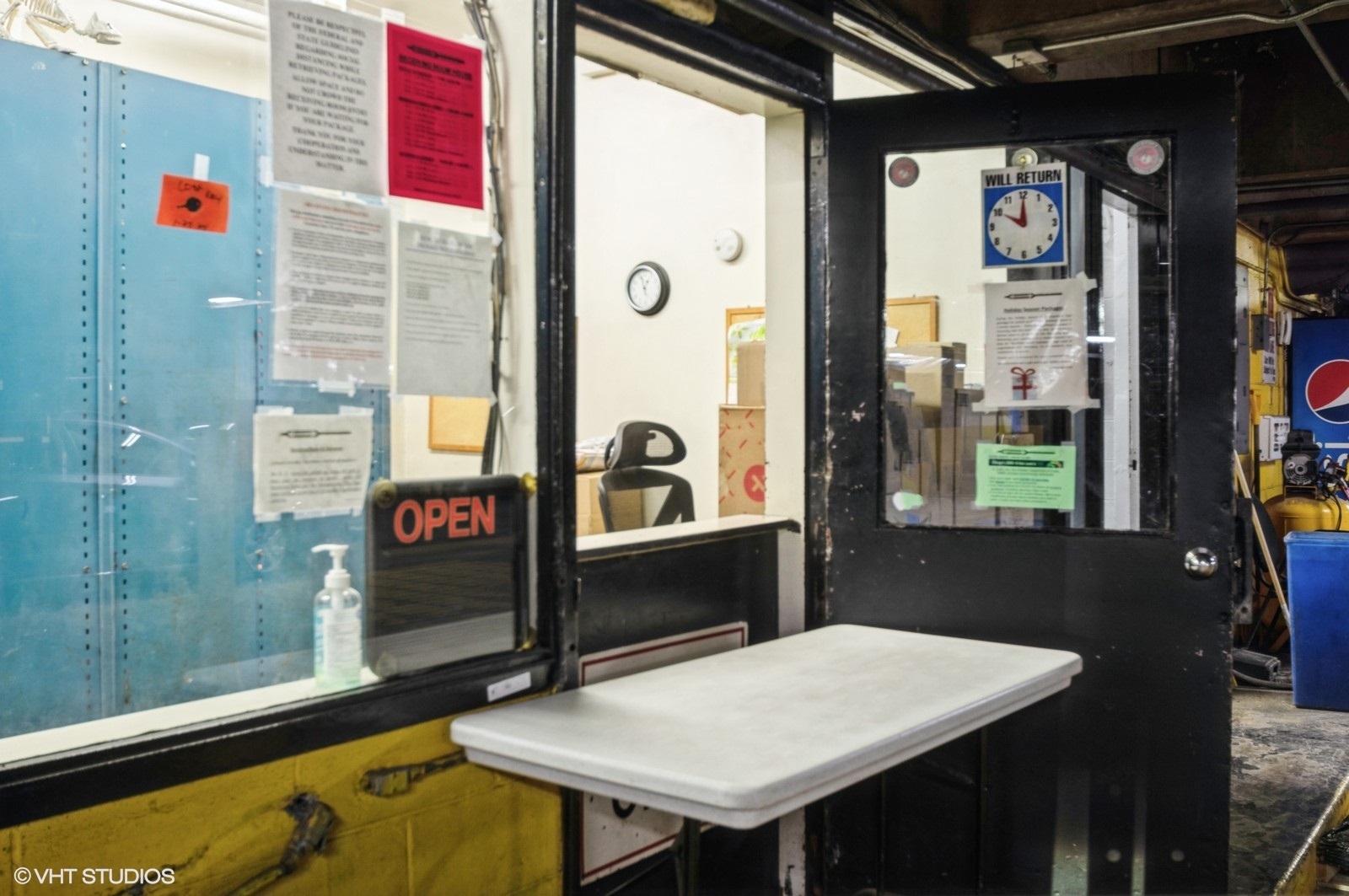 1450 East 55th Place, Unit 825S Chicago, IL 60637 - Photo 15 of 15 a kitchen with a table and chairs