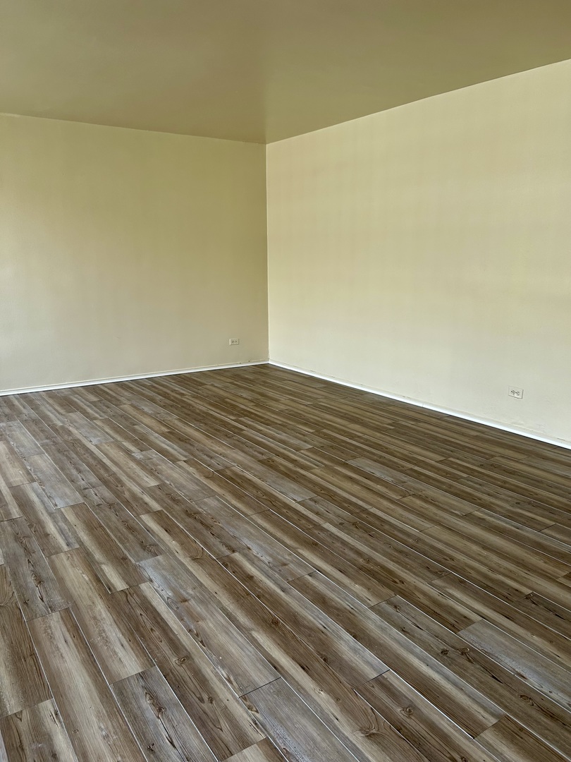 1450 East 55th Place, Unit 825S Chicago, IL 60637 - Photo 6 of 15 a view of empty room with wooden floor