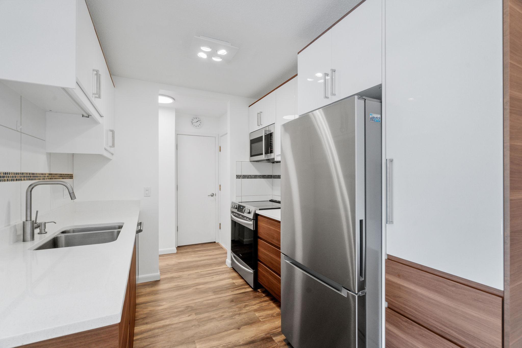 205 Barry Avenue South, Unit 114 Wayzata, MN 55391 - Photo 11 of 40