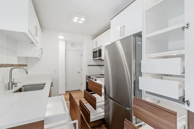 $250,000 | 205 Barry Avenue South, Unit 114, Wayzata, MN 55391