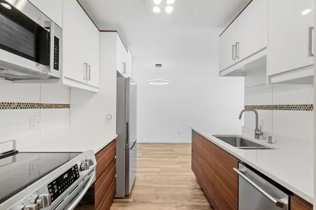 $250,000 | 205 Barry Avenue South, Unit 114, Wayzata, MN 55391