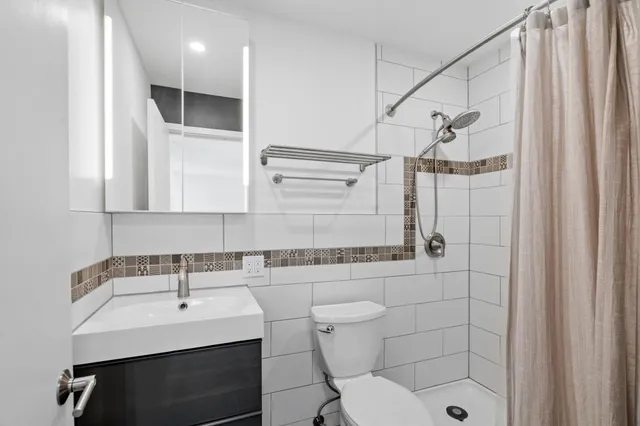 $250,000 | 205 Barry Avenue South, Unit 114, Wayzata, MN 55391