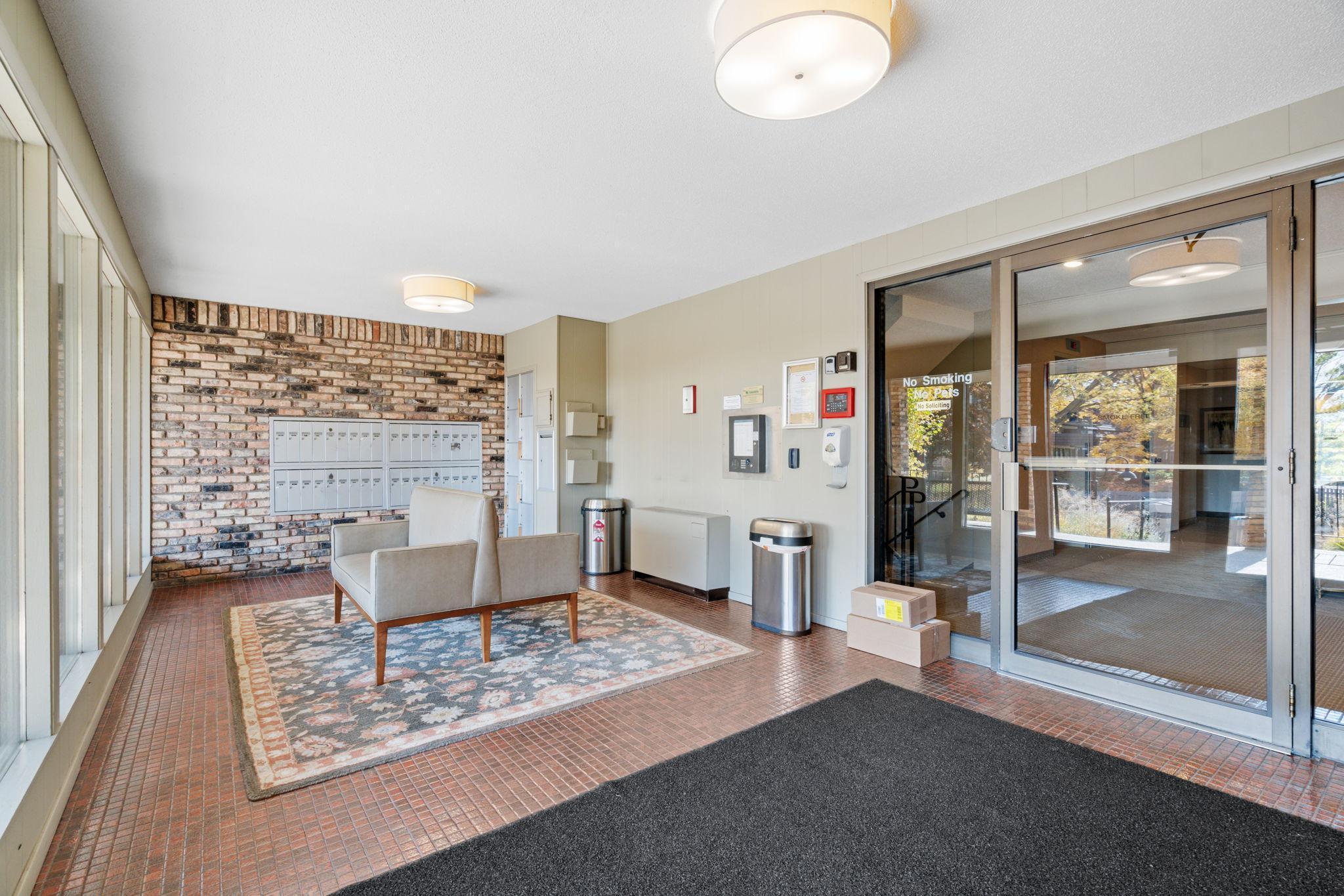 205 Barry Avenue South, Unit 114 Wayzata, MN 55391 - Photo 5 of 40