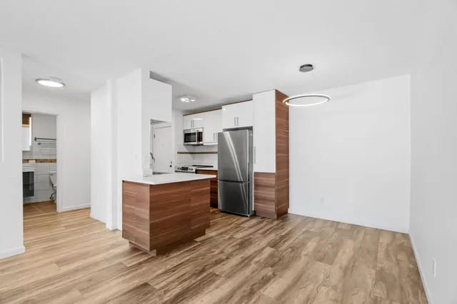 $250,000 | 205 Barry Avenue South, Unit 114, Wayzata, MN 55391