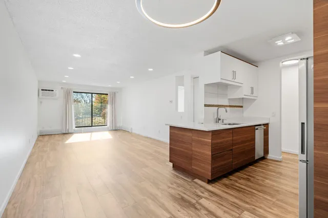 $250,000 | 205 Barry Avenue South, Unit 114, Wayzata, MN 55391