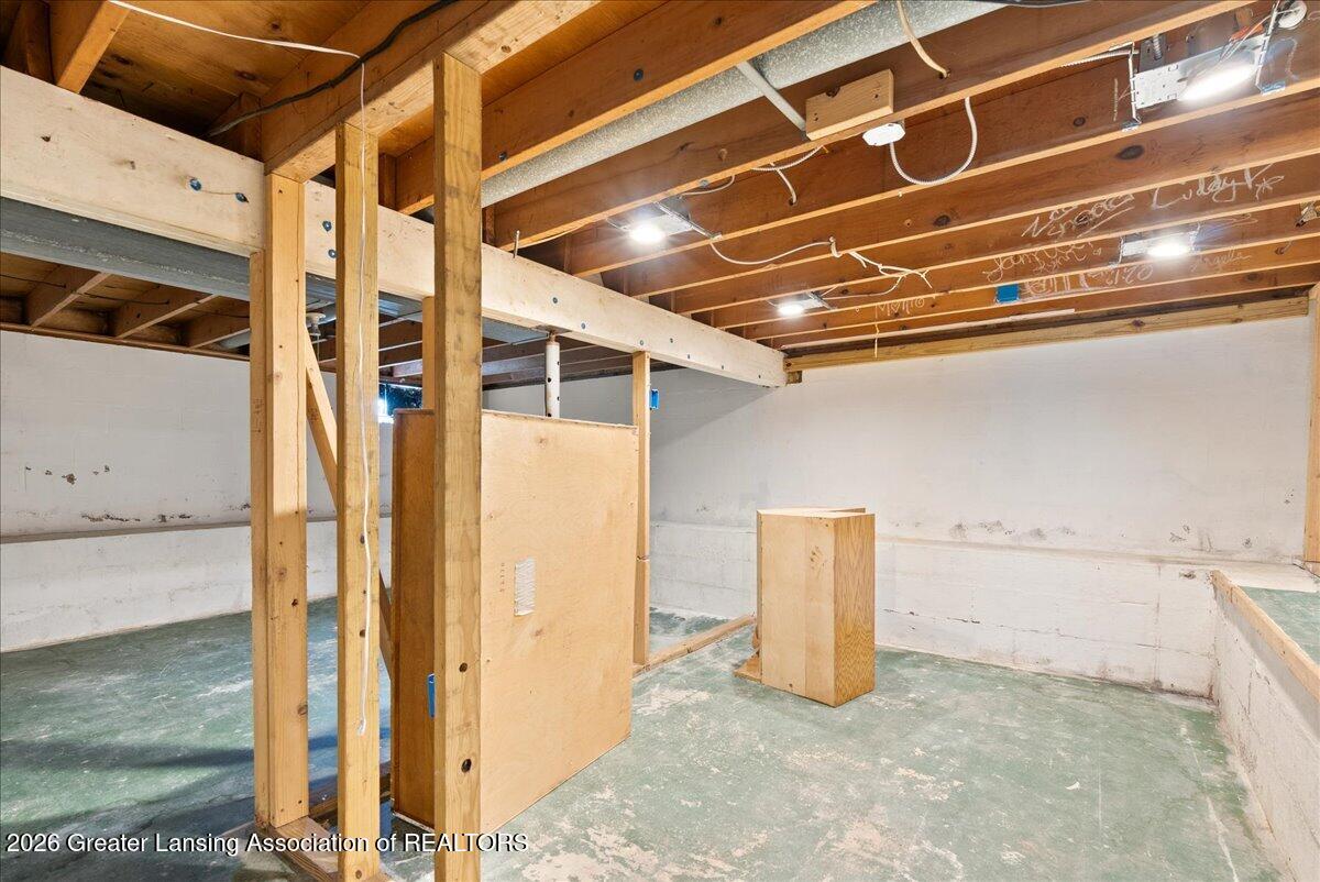 6041 Hilliard Road Lansing, MI 48911 - Photo 22 of 26 30-Media Jett - 17