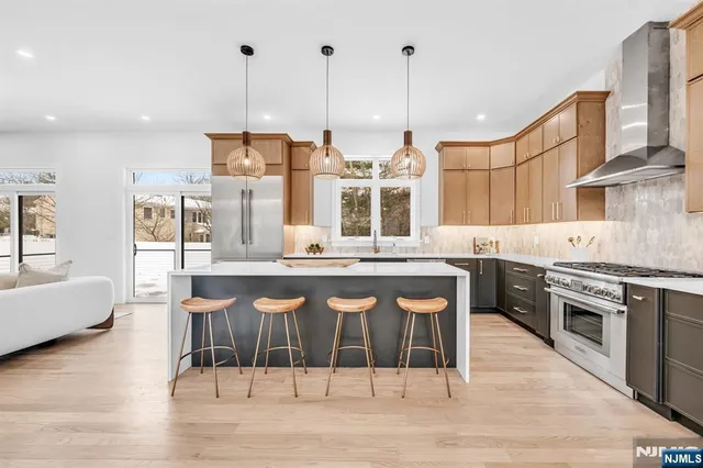 $1,999,995 | 623 Alberta Drive, Paramus, NJ 07652