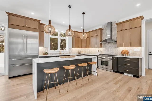 $1,999,995 | 623 Alberta Drive, Paramus, NJ 07652