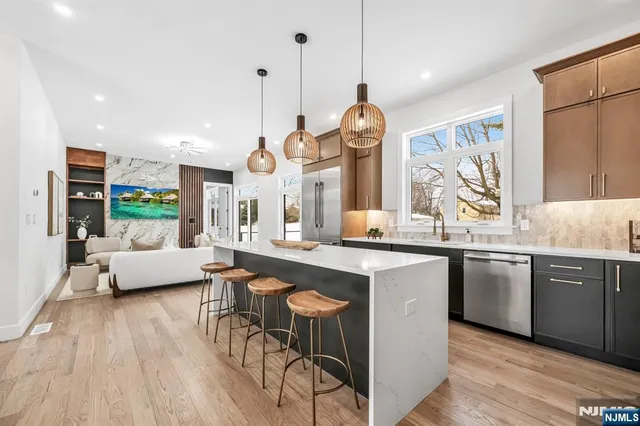 $1,999,995 | 623 Alberta Drive, Paramus, NJ 07652