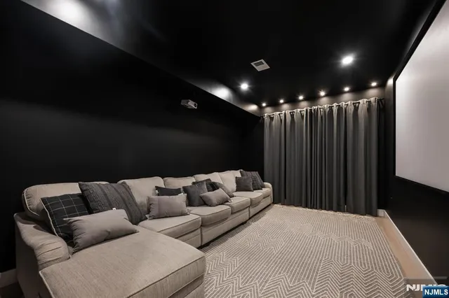 $1,999,995 | 623 Alberta Drive, Paramus, NJ 07652