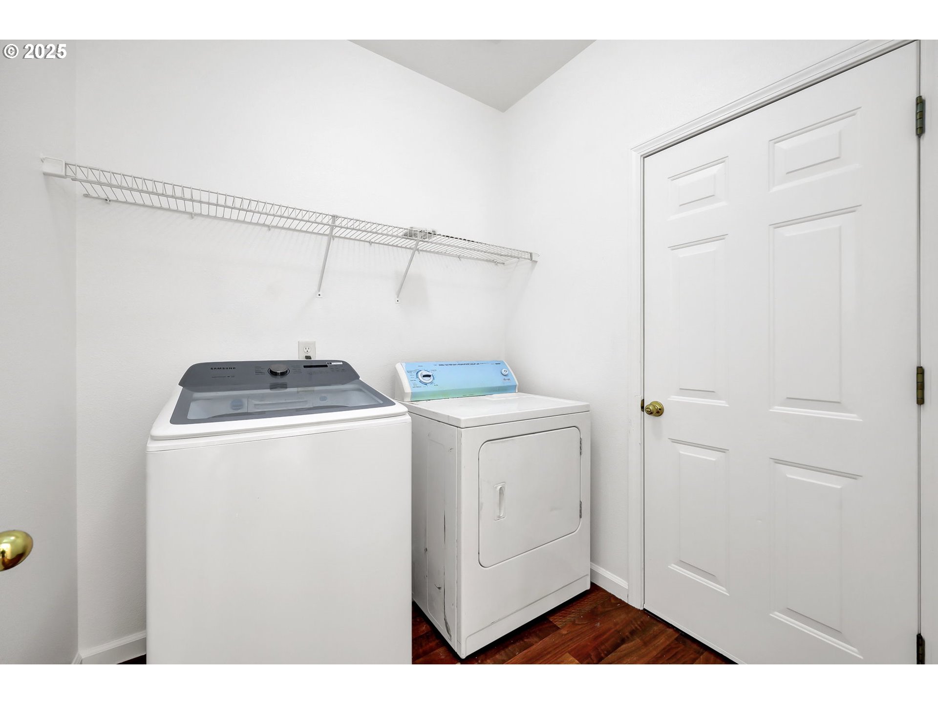 3906 Century Drive Eugene, OR 97402 - Photo 29 of 33 a utility room with dryer and washer