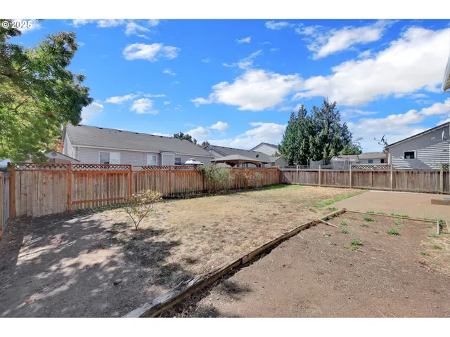 a view of backyard of the house